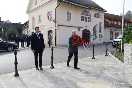 Ob 1. novembru smo se s polaganjem cvetja poklonili žrtvam vojn (4)